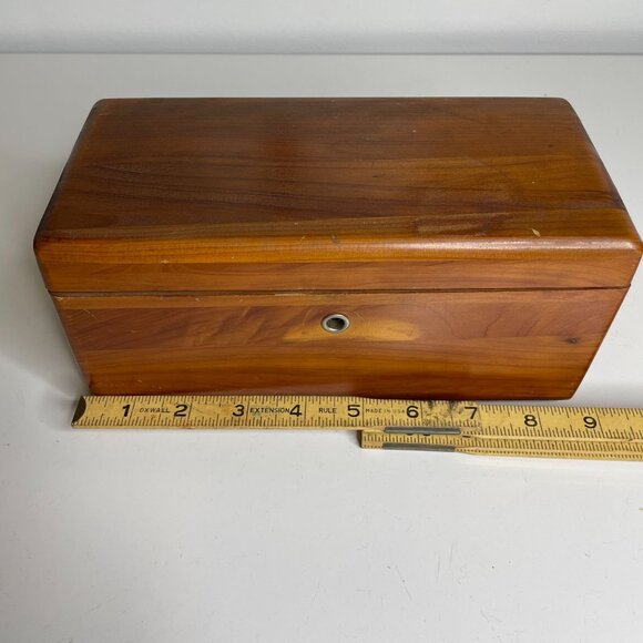 Lane Cedar Keepsake Cedar Box Keyhole McEwen Furniture Co. Altavista VA No Key - Picture 8 of 9